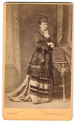 Fotografie E. Gregson, Halifax, Waterhouse St., Portrait einer elegant gekleide 