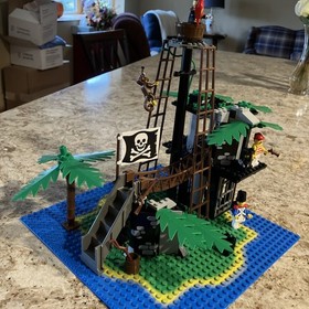 LEGO PIRATES #6270 "FORBIDDEN ISLAND" complete