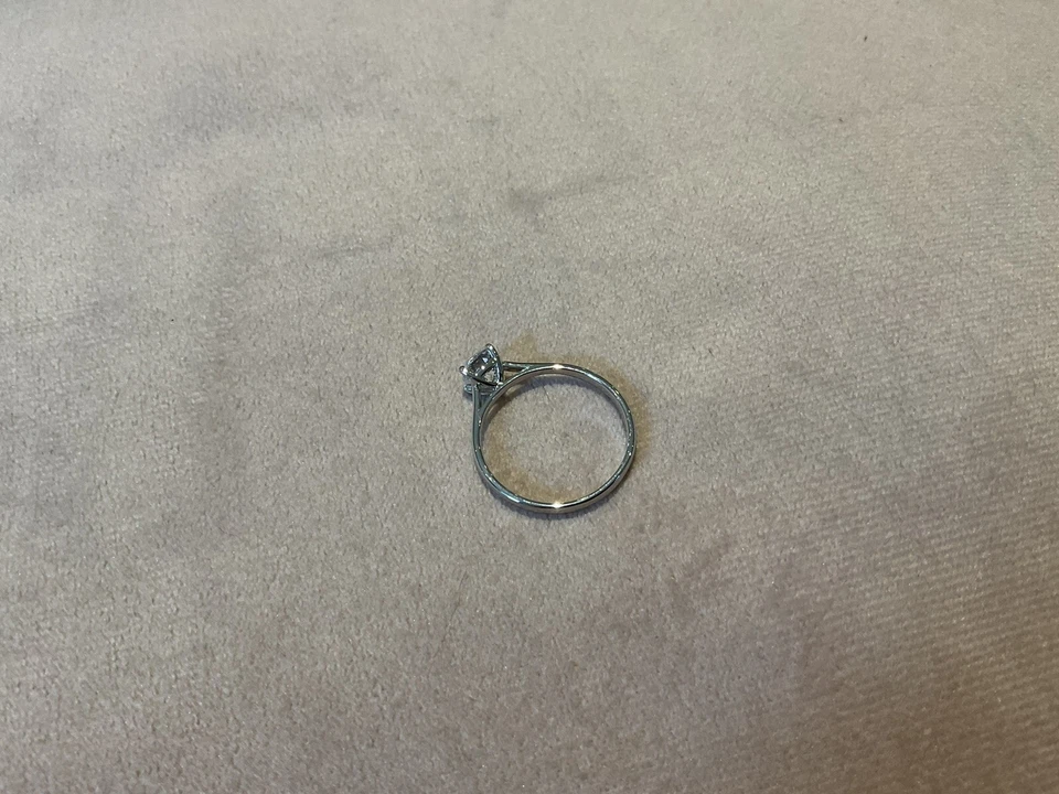 Anillo de compromiso enchapado en platino 925 Q de diamantes talla cojín creado en laboratorio de 1,0 quilates Foto 4 de 4