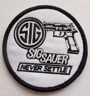 Patch Klett SIG SAUER Never Settle 8 cm Gestickt In Schwarz und Weiß 