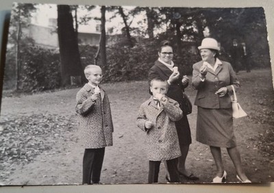 Altes Foto Vintage Frasuen mit Kinder essen Eis