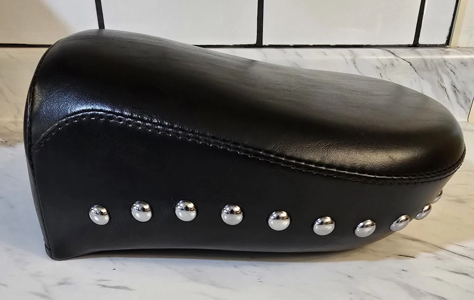 Le Pera Solo Pillion Pad Monterey LK 647 铆钉黑色皮革全新 LRG-08-15FL — 第 2/4 张图片