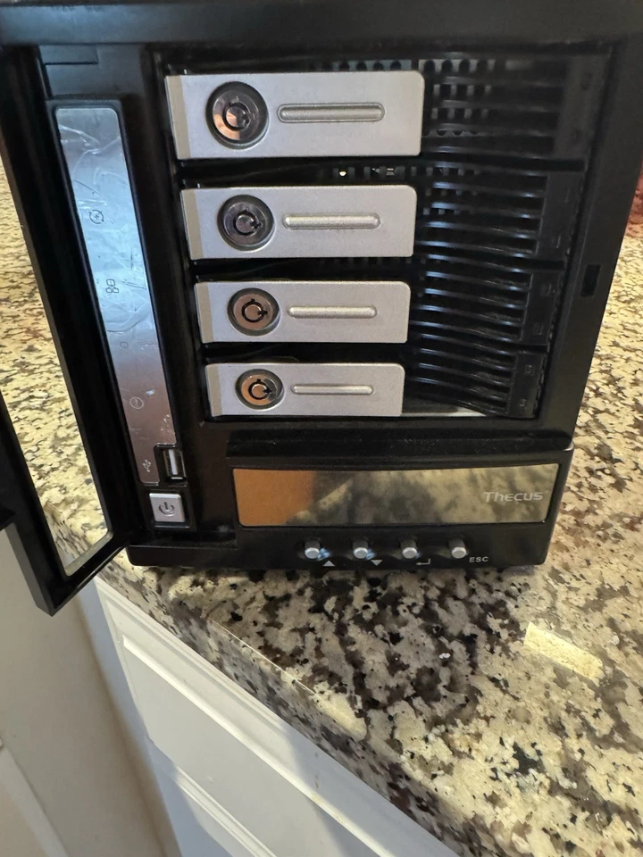 NAS Thecus N4100 Pro Sin Discos Duros Desbloqueado Sin Llave Probado y Funcionando Foto 2 de 4