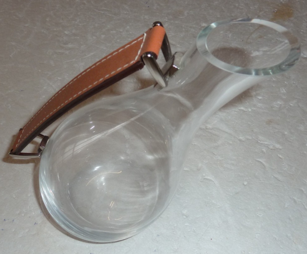 beau pichet design en verre et cuir inspiré des créations de la maison Hermès