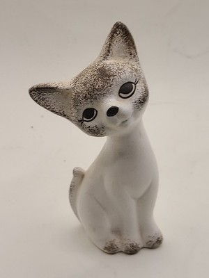Cat figurine MCM style in beige w brown speckled head. Lashes. Vintage