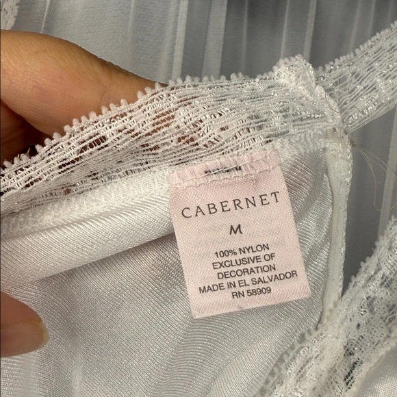 Camiseta sin mangas Cabernet blanca con ribete de encaje talla mediana de nailon Foto 2 de 4