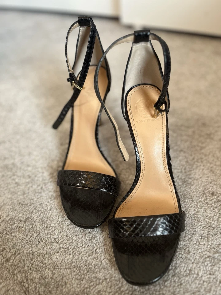 Tacones de piel de serpiente Tory Burch con acento dorado detrás del tacón - talla 7,5 Foto 4 de 4