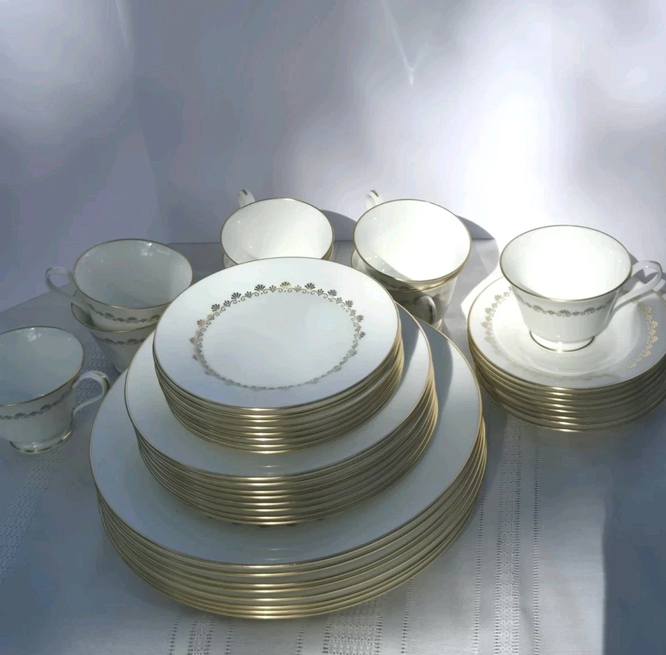 Vajilla vintage Oxford Bone China Milburne 40 piezas Juego para 8-Blanco con Borde Dorado Foto 2 de 4