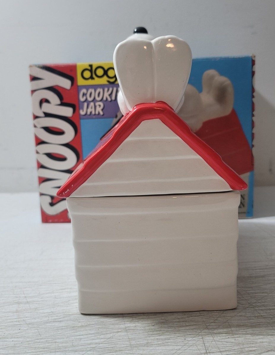Vintage Snoopy Doghouse Ceramic Cookie Jar Benjamin & Medwin With