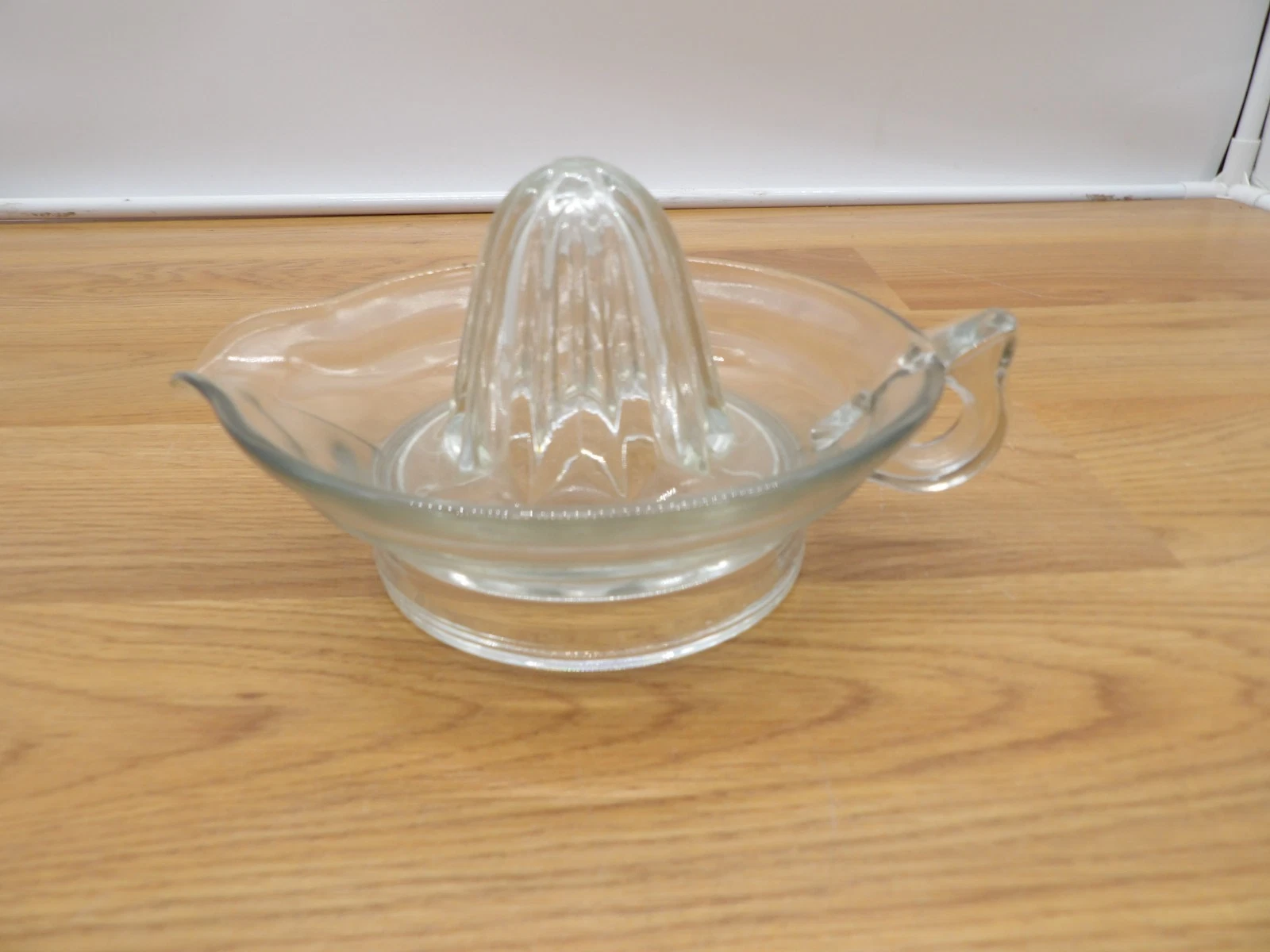Vintage Clear Glass Manual Citrus Orange Lemon Juicer with Spout and Handle