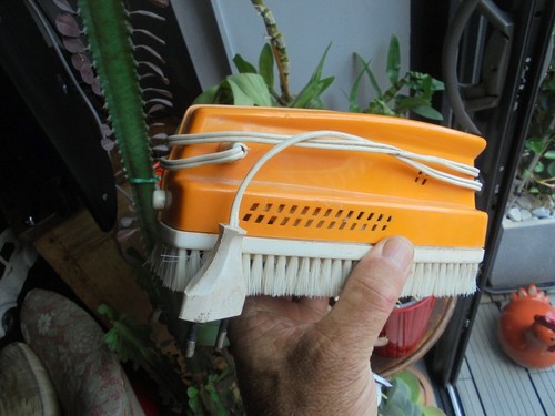 Ancienne Brosse Electrique Aspirateur à Vètements Orange Années 70 Dyana Magic - Picture 3 of 7