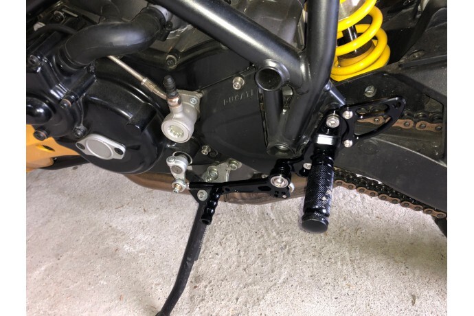 Support commandes reculées pour Ducati 848 SBK aluminium noir