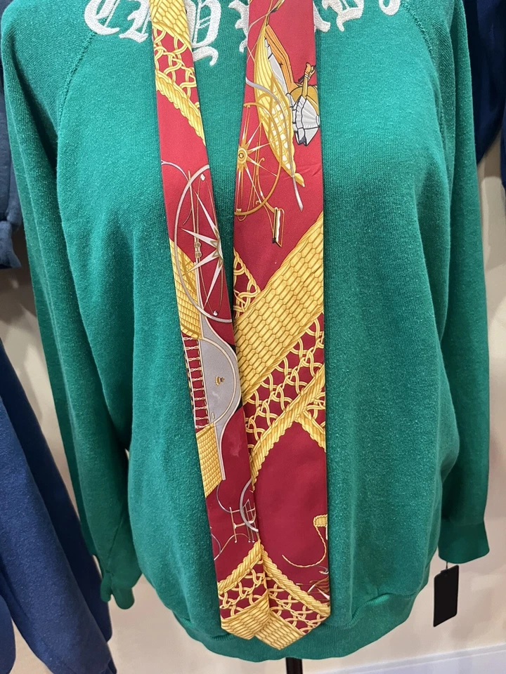 Corbata HERMÈS Rara 100% Seda Carro de Caballos Personas Cadena de Bicicleta Rojo Amarillo Foto 2 de 4