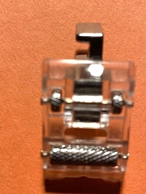 Pie de rodillo de vástago bajo que se adapta a la máquina de coser Elna - se adapta a muchos modelos de vástago bajo Foto 3 de 4