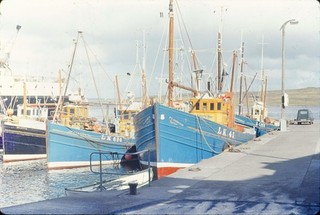 ORIGINAL PHOTOGRAPHIC SLIDE SHIP FISHING BOATS LK 690 LK 45 LERWICK 1972