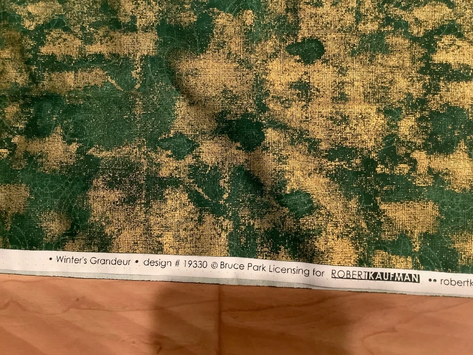 Tela de acolchado Robert Kaufman "Grandeza de invierno" verde/dorado, 1 y 1/2 yardas Foto 3 de 3