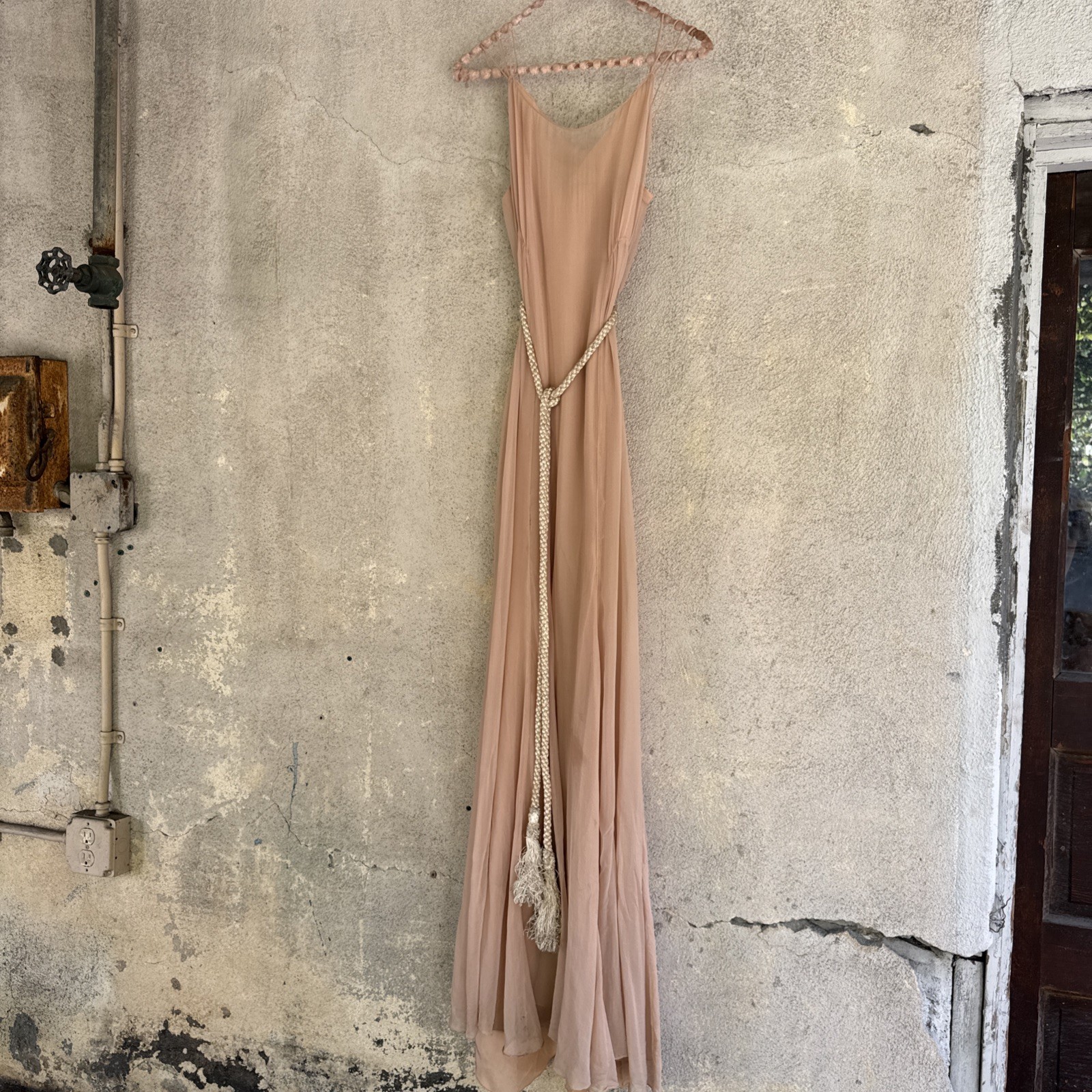 Maxi vestido de hadas vintage de seda rosa más claro de los años 30 con triple correa