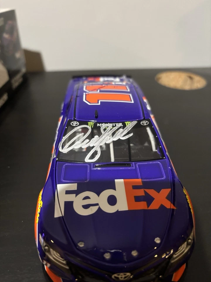 Литая модель автомобиля NASCAR 1:24 Denny Hamlin 2017 FedEx ARC NO11 с автографом - Изображение 3 из 3