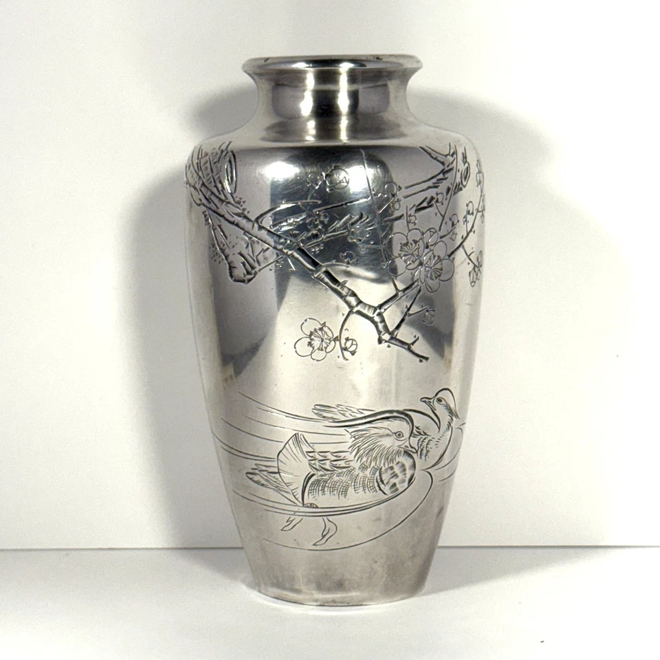 Jarrón japonés Meiji plata pura Nakagawa patos grabados y flores de cerezo Foto 4 de 4