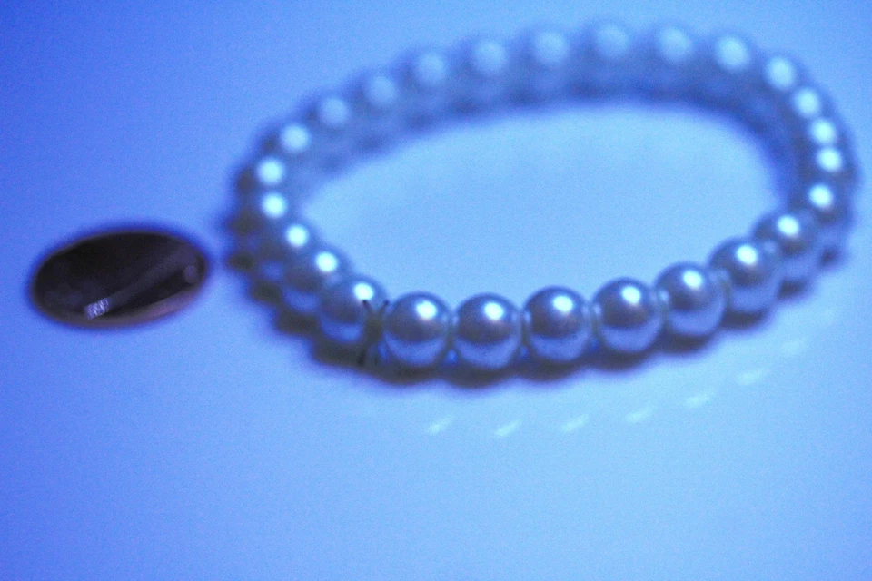 Juego de pendientes de perlas y banda elástica de perlas vintage de plástico Foto 3 de 4