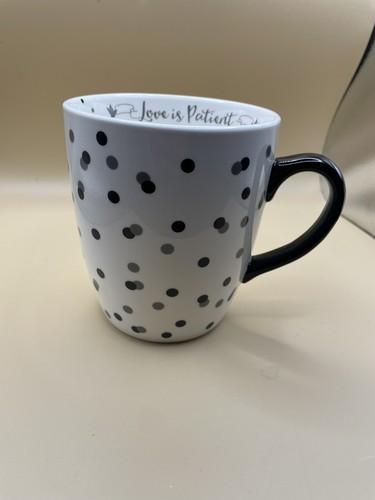 Tazza da caffè in ceramica 24 oz Love Is Patient ~ Love Is Kind nero/grigio a pois - Foto 3 di 11