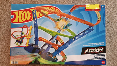 Hot Wheels HGV67 - Spiral Speed Crash Track