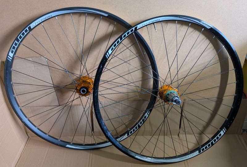 HOPE TECH  PRO 4 ENDURO WHEEL SET 27.5" Non-Boost - Black Rims - Orange Hubs