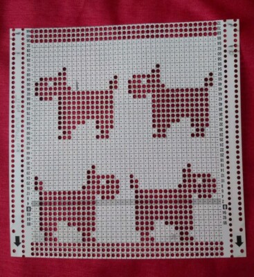 Eine handgestanzte Passap/Pfaff Lochkarte/Dekokarte für automatische Strickmaschinen 