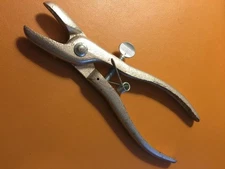 Vintage Decker’s Hill Ringer Embossed Livestock Farm Tool 6.5" Hog Nose Ring Pli