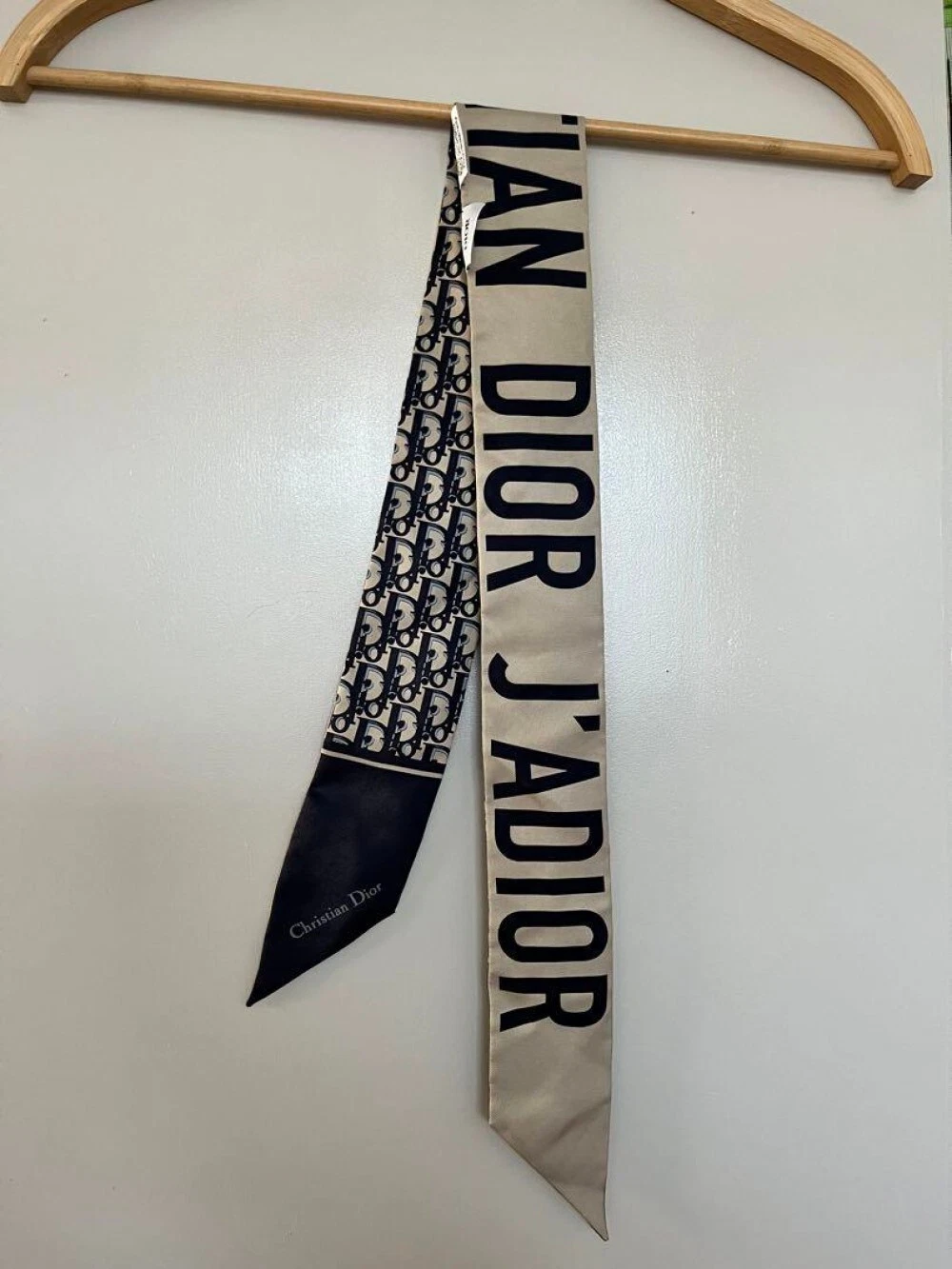 Foulard Dior Mitzah 100cm 39′′ 6cm 2′′ long rectangle soie logo bleu marine