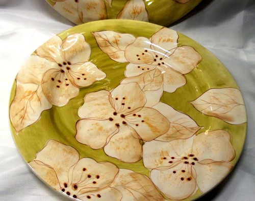 Gates Ware Laurie Gates Cream Flowers on Green Dinner Plates x2 LGA37 - Picture 2 of 5