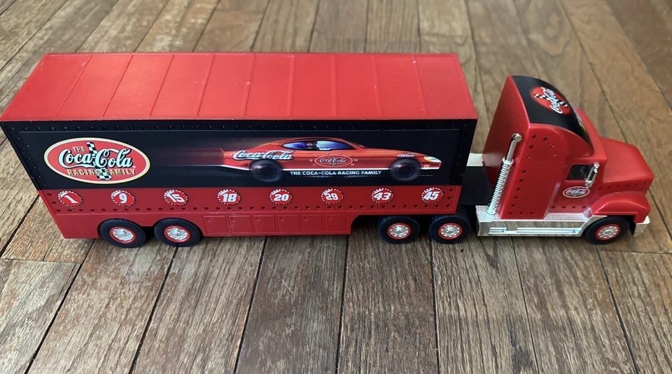 NASCAR Coca-Cola Racing Champion Hauler Truck 2002 (sem carros incluídos) 15 pol. - Imagem 2 de 4