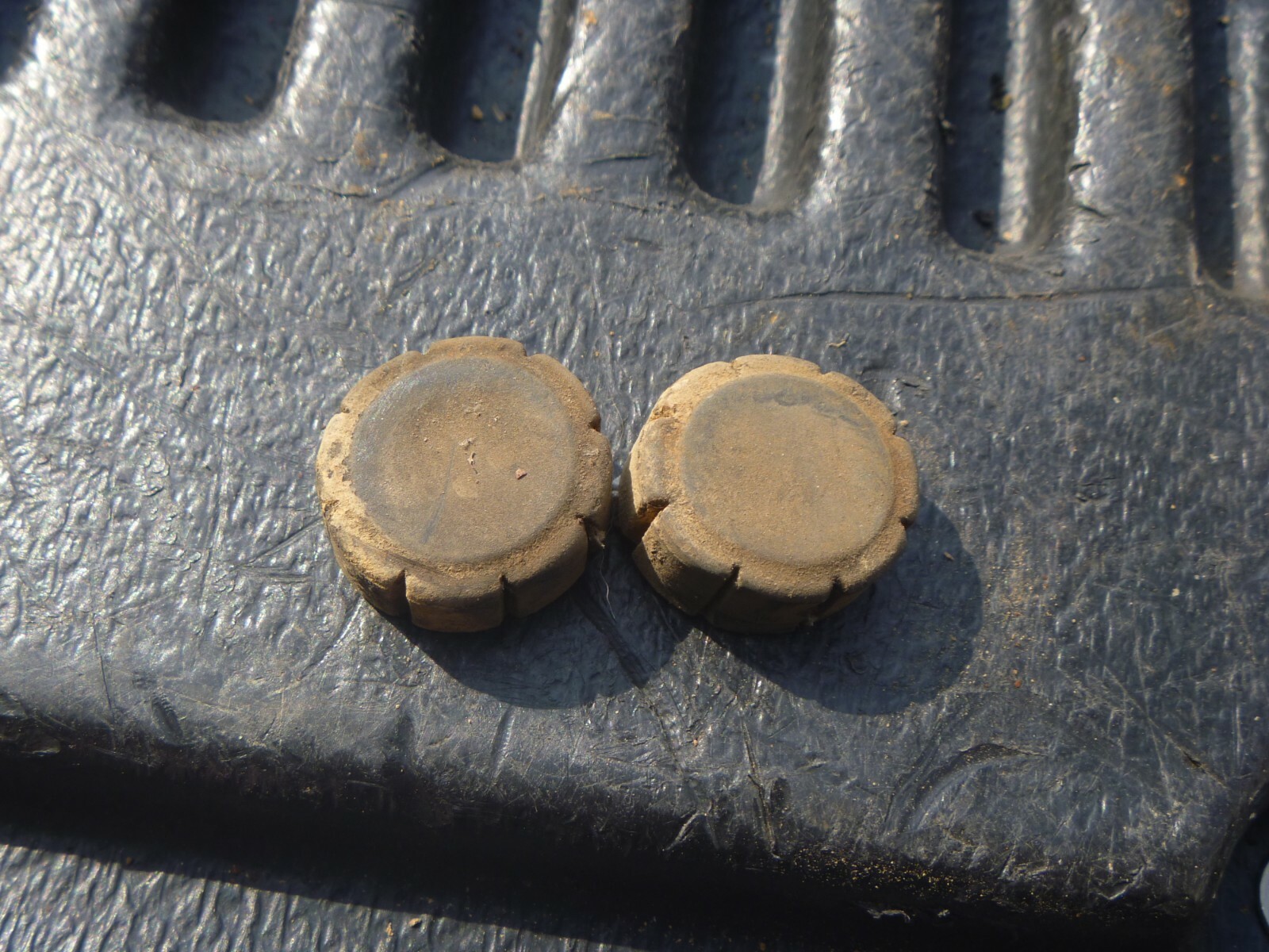 OEM 8384 Honda ATC200ES ATC 200 Big Red 2pc Battery Box Rubber Grommet