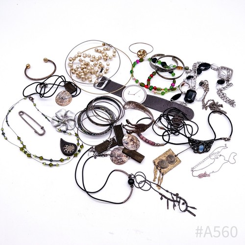 Vintage Jewellery Bundle: Necklaces, Bracelets, Brooches From An Estate