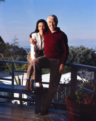 James Coburn at age 63 with television interviewer Paula Murad who - Old Photo 2