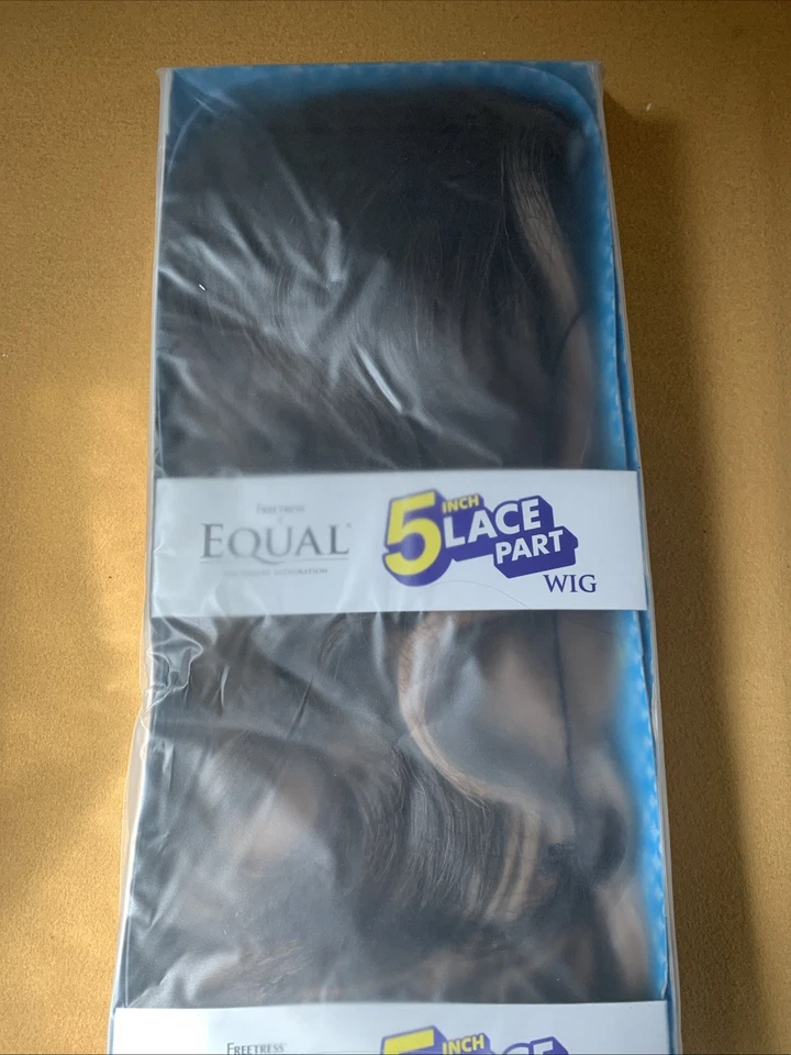 Peluca Freetress Equal 5 Pulgadas Parte Encaje VIVIA Color FF Hot Choco Larga Ondulada Foto 4 de 4