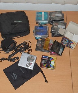 Sony MZ R410 MiniDisc Walkman Parts Not Working with 25 discs and AC adapter.