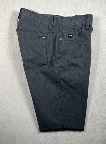 Bermudas Oakley ajustadas para hombre 30 carbón flexible informales 5 bolsillos 11” usadas en excelente estado - Imagen 7 de 8