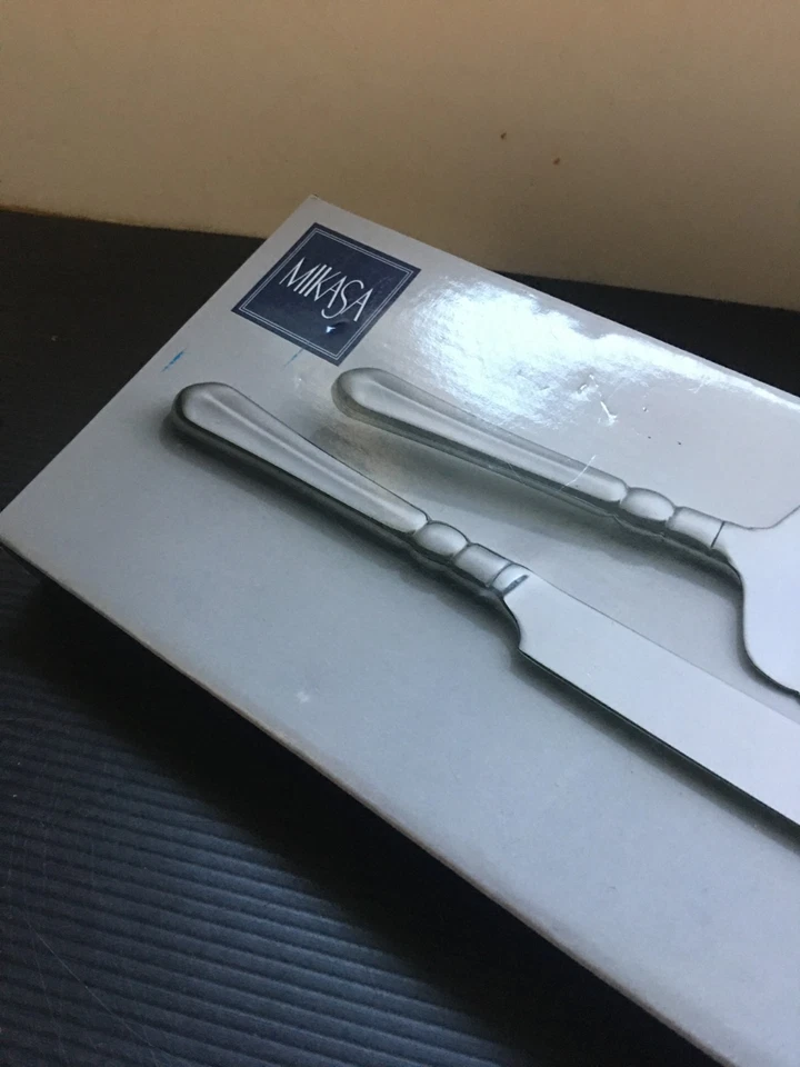 Juego de cuchillos y servidores para pasteles de boda Mikasa personalizados 'Hannah & Tyler' - ¡NUEVO! Foto 2 de 4