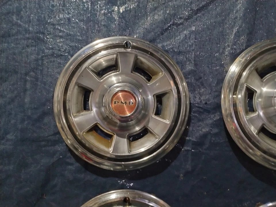 Pontiac LeMans Firebird Tempest 1970 de fábrica tapacubos de metal de 14 pulgadas cubiertas de rueda Foto 2 de 4
