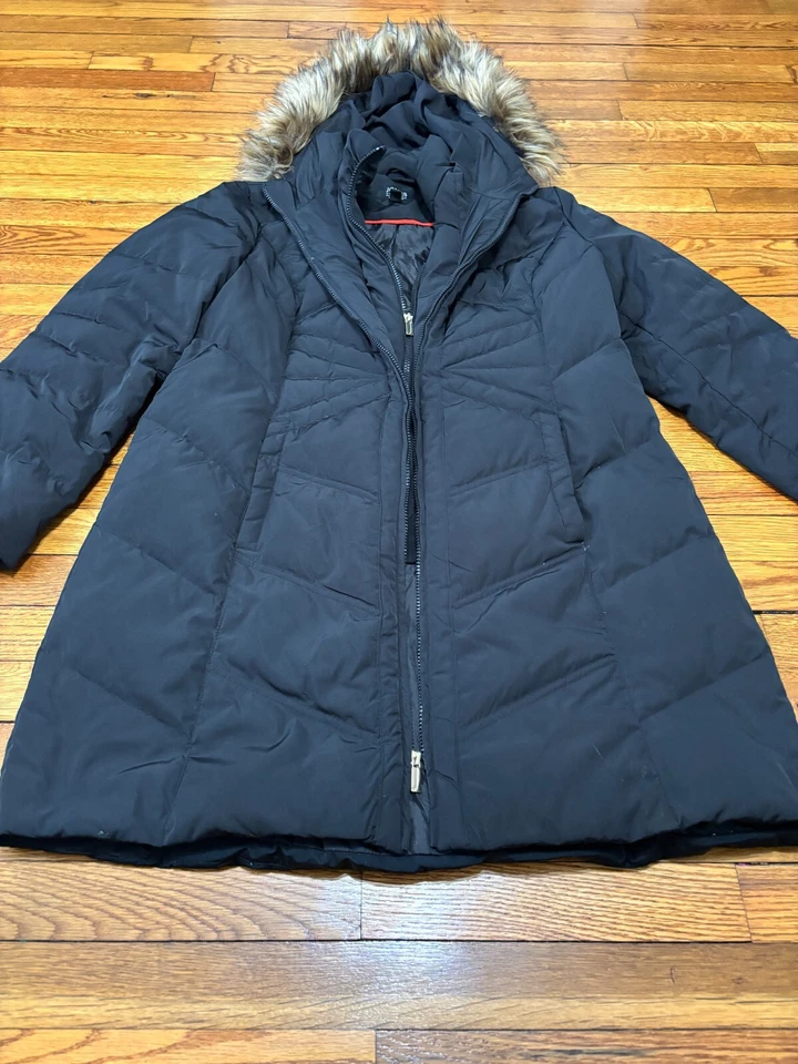 Abrigo acolchado de plumón Jones New York para mujer talla grande negro con capucha aislante de piel Foto 4 de 4