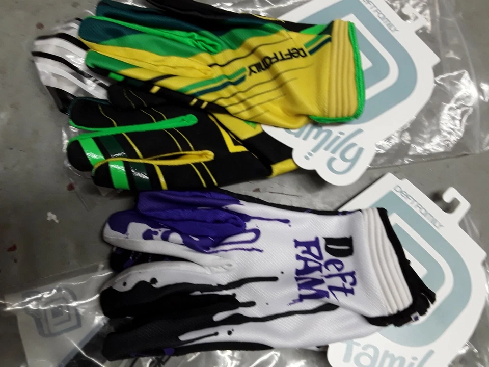 LOTE 2 PARES DE GUANTES FAMILIARES HÁBILES BLANCO MORADO Y NEGRO AMARILLO adulto ATV PEQUEÑO Foto 2 de 2