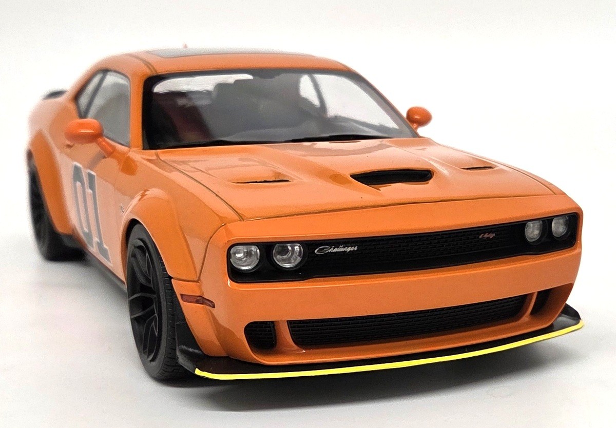Solido 1/18 Dodge Challenger R/T Scat Pack Widebody Hazzard Tribute model car