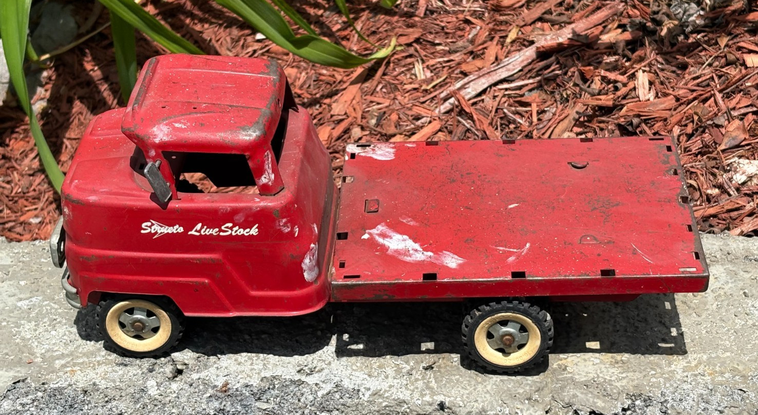 Vintage 1950's Structo Pressed Steel Red Livestock/Cattle Dually Truck