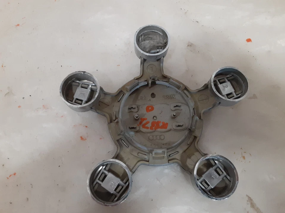 Tapa central llanta Audi Q5 2016 16 4F0601165N OEM Foto 2 de 3