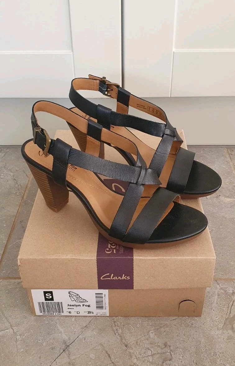 Sandali CLARKS Jaelyn Fog taglia UK 6 D neri con cinturino in pelle e cinturino sul retro tacco alto