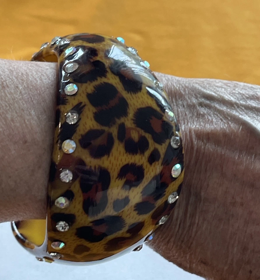 Brazalete grueso estampado animal con joyas 2 1/2” apertura 1”-2,6” ancho forma única Foto 3 de 4