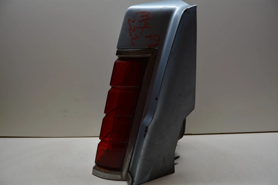 1980-1983 LINCOLN MARK VI LEFT SIDE QTR MOUNTED TAIL LIGHT LAMP OEM, 166-01025 - Image 2 of 4