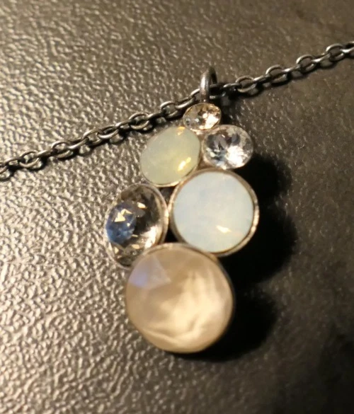 schöne KONPLOTT Halskette bis 48 cm lang, hell-grau, 6 Kristalle neuwertig - Bild 2 von 3