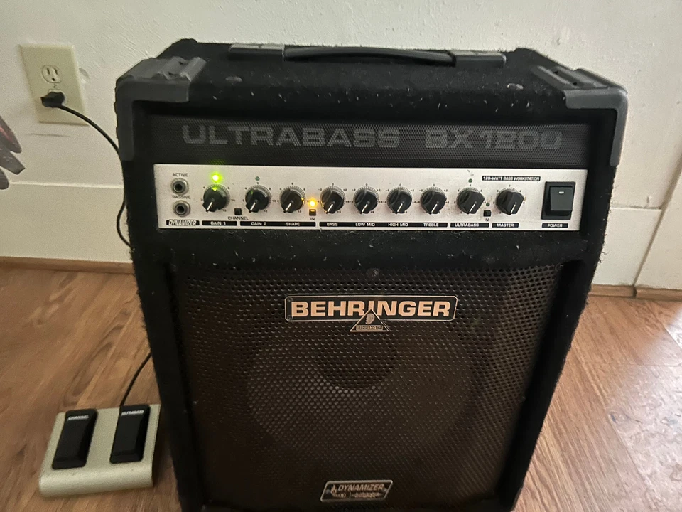 Behringer BX1200 Ultrabass 120 vatios 1x12 combo 2 canales con pedal FS112B  Foto 3 de 4